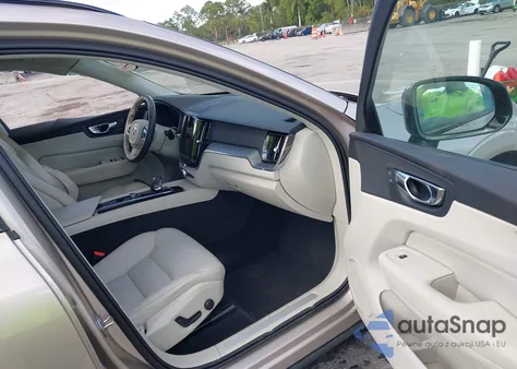 2024 Volvo Xc60 B5 Core Dark Theme z USA, uszkodzony, nr VIN YV4L12RKXR1924749